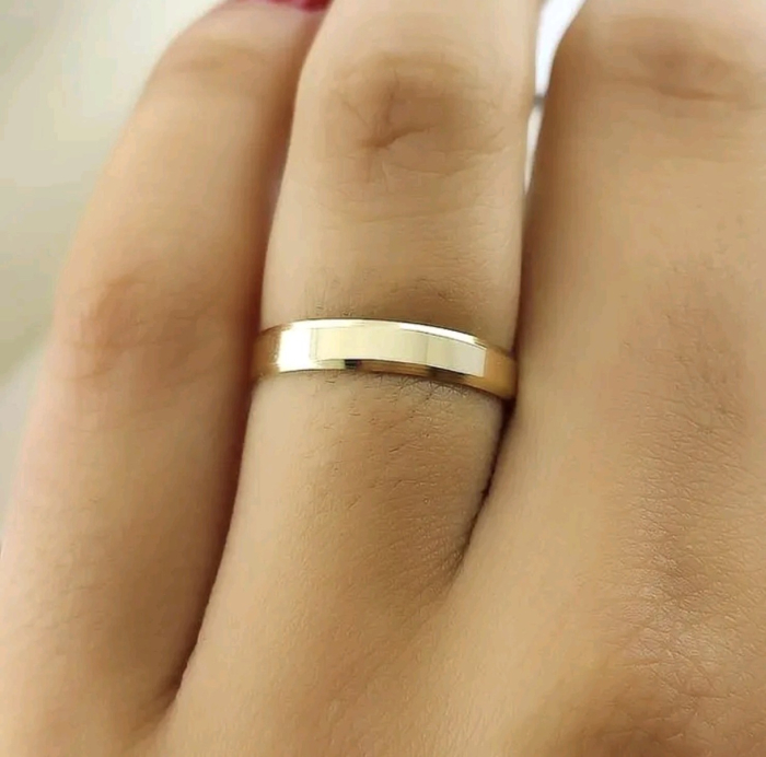 Aliança em Ouro 18K Quadrada Quina Italiana 4mm